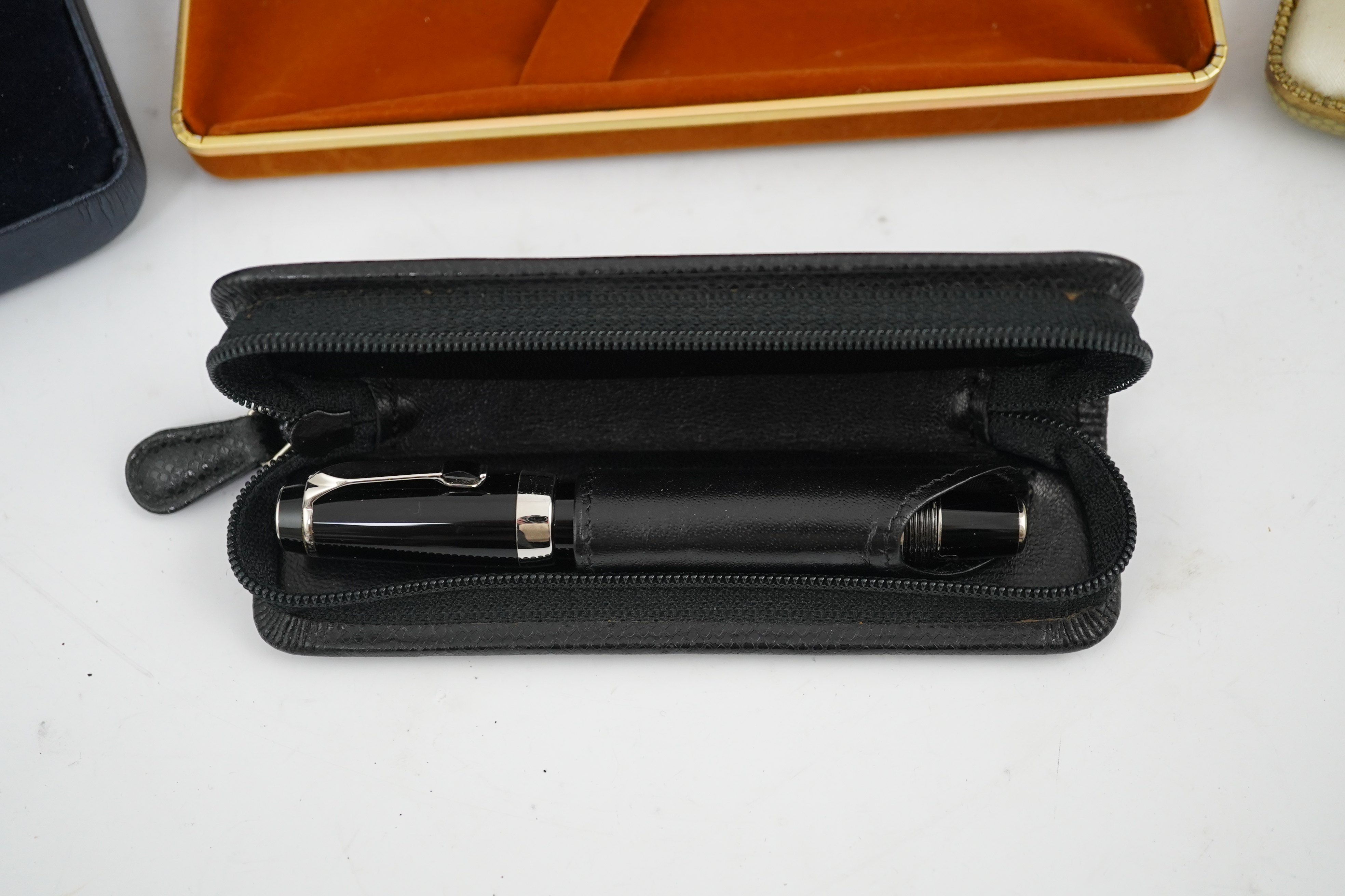 Pilot Pens plus modern '51' and a Montblanc cased pen (4)